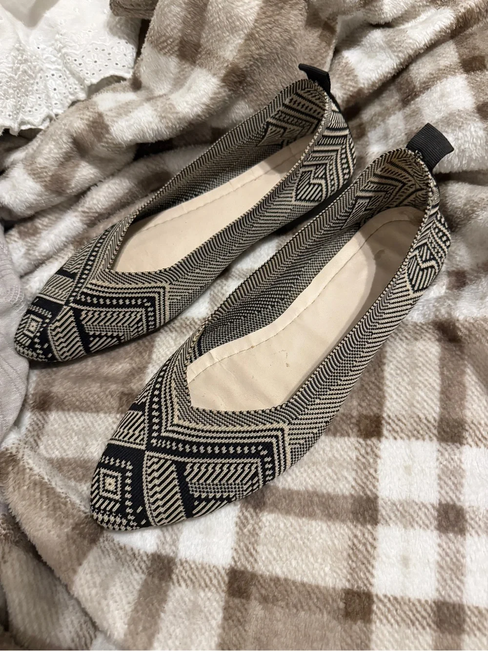 Source Unknown Black & Cream Geometric Woven Flats
